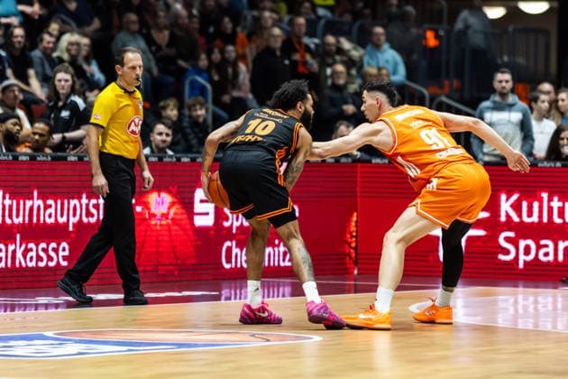 GER, easy Credit Basketball Bundesliga, Niners Chemnitz RASTA Vechta 04 01 2026, Messe, Chemnitz, GER, easy Credit Basketball Bundesliga, Niners Chemnitz RASTA Vechta Tevin Brown RASTA Vechta 10 , Yordan Minchev Niners Chemnitz, 91 Foto Alexander Trienitz Chemnitz Messe Sachsen Germany