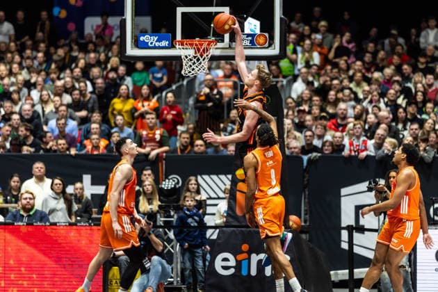 GER, easy Credit Basketball Bundesliga, Niners Chemnitz RASTA Vechta 04 01 2026, Messe, Chemnitz, GER, easy Credit Basketball Bundesliga, Niners Chemnitz RASTA Vechta Lars Thiemann RASTA Vechta 21 with a dunk Photo Alexander Trienitz Chemnitz Messe Sachsen Germany