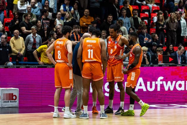 GER, easy Credit Basketball Bundesliga, Niners Chemnitz RASTA Vechta 04 01 2026, Messe, Chemnitz, GER, easy Credit Basketball Bundesliga, Niners Chemnitz RASTA Vechta Rodrigo Pastore Head Coach , Niners Chemnitz talks to his players Photo Alexander Trienitz Chemnitz Messe Sachsen Germany