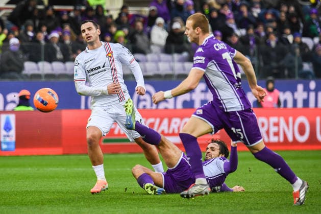 Federico Bonazzoli (Cremonese) thwarted by Luca Ranieri (Fiorentina) during ACF Fiorentina vs US Cremonese, Italian soccer Serie A match in Florence, Italy, January 04 2026  Copyright: xFabioxFagiolini IPAxSportx xipa-agency.netx xx IPA_69681496 IPA_Agency_IPA69681496