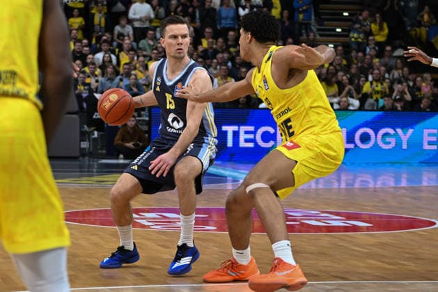 GER, Basketball, easy Credit BBL, EWE Baskets Oldenburg vs ALBA Berlin 04 01 2026, EWE Arena, Oldenburg, GER, easy Credit BBL, EWE Baskets Oldenburg vs ALBA Berlin, in the picture Martin HERMANNSSON ALBA Berlin 15 Colin SCHROEDER EWE Baskets Oldenburg 29 nordphotoxgmbhx xRojahn nph00310