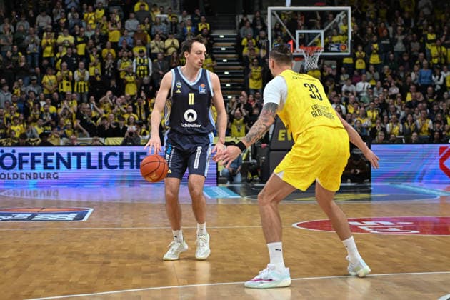GER, Basketball, easy Credit BBL, EWE Baskets Oldenburg vs ALBA Berlin 04 01 2026, EWE Arena, Oldenburg, GER, easy Credit BBL, EWE Baskets Oldenburg vs ALBA Berlin, in the picture Moses WOOD ALBA Berlin 11 ZUBCIC EWE Baskets Oldenburg 33 nordphotoxgmbhx xRojahn nph00310