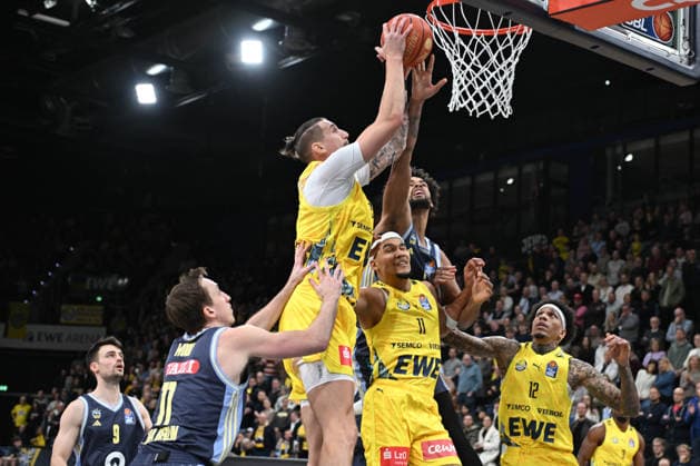 GER, Basketball, easy Credit BBL, EWE Baskets Oldenburg vs ALBA Berlin 04 01 2026, EWE Arena, Oldenburg, GER, easy Credit BBL, EWE Baskets Oldenburg vs ALBA Berlin, pictured Tomislav ZUBCIC EWE Baskets Oldenburg 33 EX Oldenburg Norris AGBAKOKO ALBA Berlin 17 Michale KYSER EWE Baskets Oldenburg 12 Moses WOOD ALBA Berlin 11 Nicholas TISCHLER EWE Baskets Oldenburg 11 nordphotoxgmbhx xRojahn nph00310
