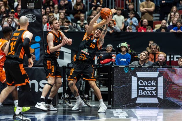 GER, easy Credit Basketball Bundesliga, Niners Chemnitz RASTA Vechta 04 01 2026, Messe, Chemnitz, GER, easy Credit Basketball Bundesliga, Niners Chemnitz RASTA Vechta Booker Coplin RASTA Vechta 30 fighting for the ball Photo Alexander Trienitz Chemnitz Messe Sachsen Germany