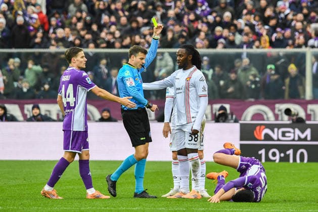 CALCIO - Serie A - ACF Fiorentina vs US Cremonese Referee Federico La Penna shows yellow card to Warren Bondo (Cremonese) during ACF Fiorentina vs US Cremonese, Italian soccer Serie A match in Florence, Italy, January 04 2026 Florence Italy  Copyright: xIPAxSport ABACAx