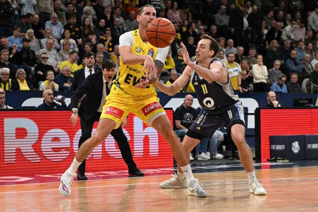 GER, Basketball, easy Credit BBL, EWE Baskets Oldenburg vs ALBA Berlin 04 01 2026, EWE Arena, Oldenburg, GER, easy Credit BBL, EWE Baskets Oldenburg vs ALBA Berlin, pictured Tomislav ZUBCIC EWE Baskets Oldenburg 33 Moses WOOD ALBA Berlin 11 nordphotoxgmbhx xRojahn nph00310