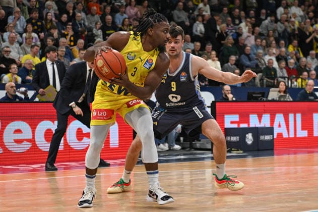 GER, Basketball, easy Credit BBL, EWE Baskets Oldenburg vs ALBA Berlin 04 01 2026, EWE Arena, Oldenburg, GER, easy Credit BBL, EWE Baskets Oldenburg vs ALBA Berlin, in the picture Chris CLEMONS EWE Baskets Oldenburg 3 Jonas MATTISSECK ALBA Berlin 9 nordphotoxgmbhx xRojahn nph00310