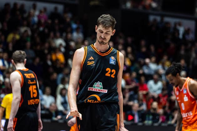 GER, easy Credit Basketball Bundesliga, Niners Chemnitz RASTA Vechta 04 01 2026, Messe, Chemnitz, GER, easy Credit Basketball Bundesliga, Niners Chemnitz RASTA Vechta Tibor Pleiss Tibor Pleiss RASTA Vechta 22 disappointed Photo Alexander Trienitz Chemnitz Messe Sachsen Germany