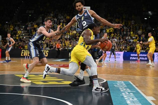 GER, Basketball, easy Credit BBL, EWE Baskets Oldenburg vs ALBA Berlin 04 01 2026, EWE Arena, Oldenburg, GER, easy Credit BBL, EWE Baskets Oldenburg vs ALBA Berlin, in the picture Chris CLEMONS EWE Baskets Oldenburg 3 EX Oldenburg Norris AGBAKOKO ALBA Berlin 17 Jonas MATTISSECK ALBA Berlin 9 nordphotoxgmbhx xRojahn nph00310