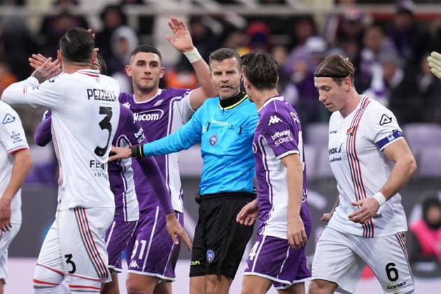 The players protest with referee Federico La Penna during the Serie A soccer match between Fiorentina and Cremonese at the Artemio Franchi Stadium in Florence, north Italy - Sunday, January 4, 2026 -  Copyright: xMassimoxPaolone LaPressex