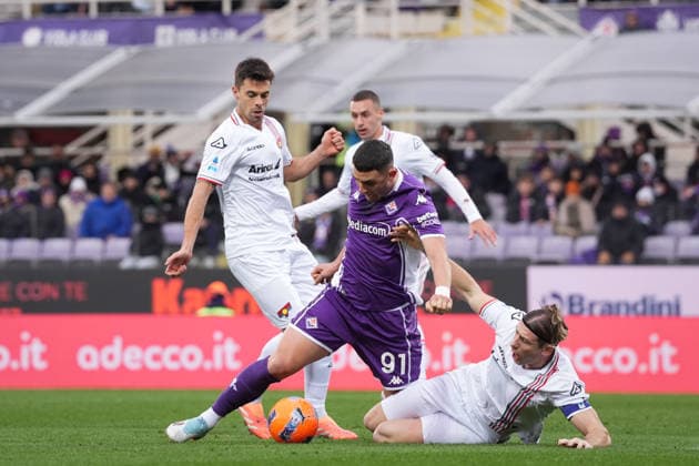 Fiorentina™s Roberto Piccoli fights for the ball with Cremonese s Federico Baschirotto during the Serie A soccer match between Fiorentina and Cremonese at the Artemio Franchi Stadium in Florence, north Italy - Sunday, January 4, 2026 -  Copyright: xMassimoxPaolone LaPressex