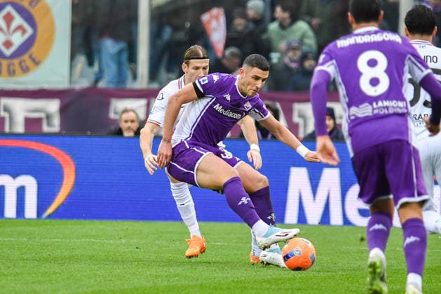CALCIO - Serie A - ACF Fiorentina vs US Cremonese Roberto Piccoli (Fiorentina) thwarted by Federico Baschirotto (Cremonese) during ACF Fiorentina vs US Cremonese, Italian soccer Serie A match in Florence, Italy, January 04 2026 Florence Italy  Copyright: xIPAxSport ABACAx