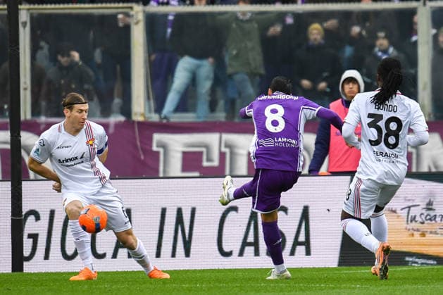 CALCIO - Serie A - ACF Fiorentina vs US Cremonese Rolando Mandragora (Fiorentina) shoots towards the goal during ACF Fiorentina vs US Cremonese, Italian soccer Serie A match in Florence, Italy, January 04 2026 Florence Italy  Copyright: xIPAxSport ABACAx