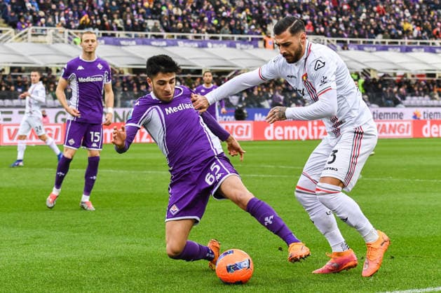 CALCIO - Serie A - ACF Fiorentina vs US Cremonese Fabiano Parisi (Fiorentina) fights for the ball against Giuseppe Pezzella (Cremonese) during ACF Fiorentina vs US Cremonese, Italian soccer Serie A match in Florence, Italy, January 04 2026 Florence Italy  Copyright: xIPAxSport ABACAx