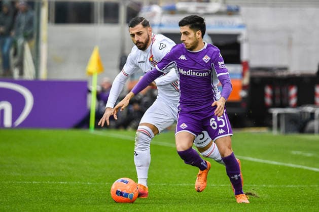 CALCIO - Serie A - ACF Fiorentina vs US Cremonese Fabiano Parisi (Fiorentina) fights for the ball against Giuseppe Pezzella (Cremonese) during ACF Fiorentina vs US Cremonese, Italian soccer Serie A match in Florence, Italy, January 04 2026 Florence Italy  Copyright: xIPAxSport ABACAx