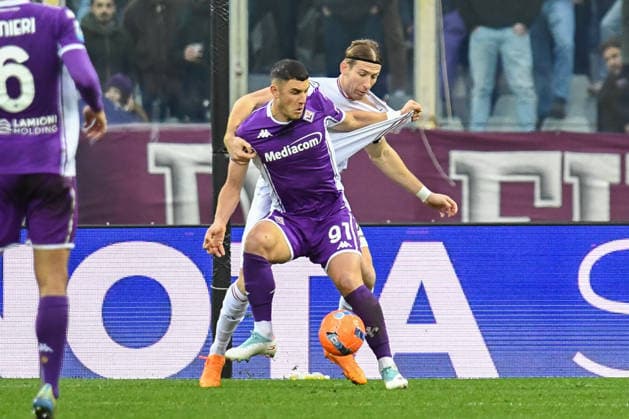 Roberto Piccoli (Fiorentina) thwarted by Federico Baschirotto (Cremonese) during ACF Fiorentina vs US Cremonese, Italian soccer Serie A match in Florence, Italy, January 04 2026  Copyright: xFabioxFagiolini IPAxSportx xipa-agency.netx xx IPA_69682042 IPA_Agency_IPA69682042