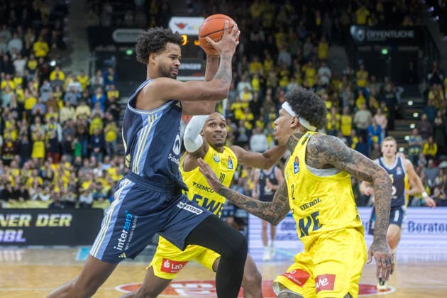 Oldenburg, Lower Saxony, DEU, 04 01 2026, Norris Agbakoko left, Alba Berlin , James Woodard center, EWE Baskets Oldenburg and Michale Kyser right, EWE Baskets Oldenburg EWE Baskets Oldenburg vs Alba Berlin Basketball 1 Basketball Bundesliga Season 2025 2026, Matchday 14, Grosse EWE Arena EWE Baskets Oldenburg vs Alba Berlin
