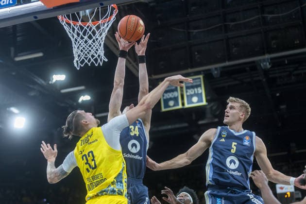 Oldenburg, Lower Saxony, DEU, 04 01 2026, Justin Bean center, Alba Berlin , Tomislav Zubcic left, EWE Baskets Oldenburg and Sam Griesel right, Alba Berlin EWE Baskets Oldenburg vs Alba Berlin Basketball 1 Basketball Bundesliga Season 2025 2026, Matchday 14, Grosse EWE Arena EWE Baskets Oldenburg vs Alba Berlin