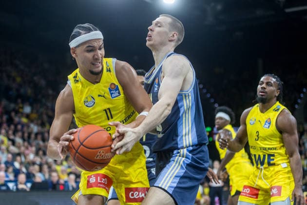 Oldenburg, Lower Saxony, DEU, 04 01 2026, Martynas Echodas center, Alba Berlin , Nicholas Tischler left, EWE Baskets Oldenburg and Christopher Clemons right, EWE Baskets Oldenburg EWE Baskets Oldenburg vs Alba Berlin Basketball 1 Basketball Bundesliga Season 2025 2026, Matchday 14, Grosse EWE Arena EWE Baskets Oldenburg vs Alba Berlin