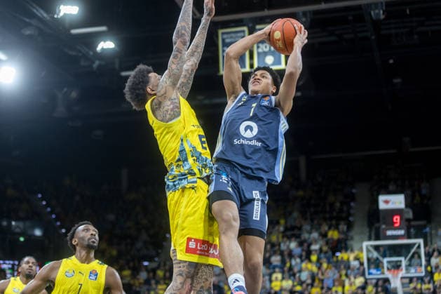 O1ldenburg, Lower Saxony, DEU, 04 01 2026, Jack Kayil right, Alba Berlin and Michale Kyser left, EWE Baskets Oldenburg EWE Baskets Oldenburg vs Alba Berlin Basketball 1 Basketball Bundesliga Season 2025 2026, Matchday 14, Grosse EWE Arena EWE Baskets Oldenburg vs Alba Berlin