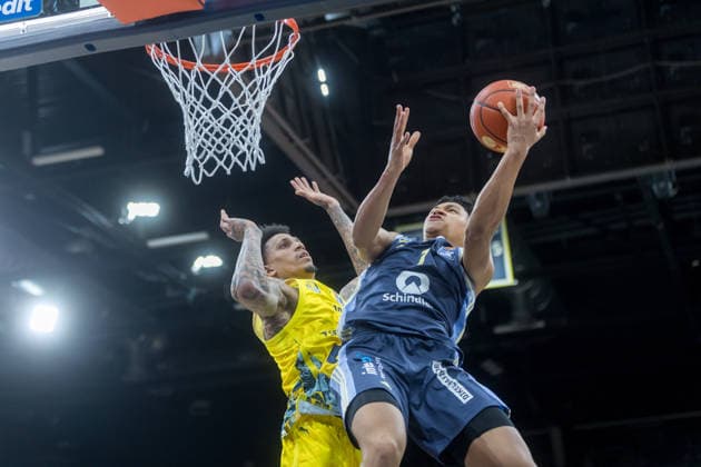 O1ldenburg, Lower Saxony, DEU, 04 01 2026, Jack Kayil right, Alba Berlin and Michale Kyser left, EWE Baskets Oldenburg EWE Baskets Oldenburg vs Alba Berlin Basketball 1 Basketball Bundesliga Season 2025 2026, Matchday 14, Grosse EWE Arena EWE Baskets Oldenburg vs Alba Berlin