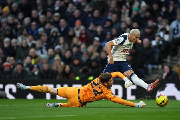 Premier League Tottenham Hotspur v Sunderland Richarlison of Tottenham Hotspur attempt is saved by Robin Roefs of Sunderland during the Premier League match Tottenham Hotspur vs Sunderland at Tottenham Hotspur Stadium, London, United Kingdom, 4th January 2026 (Photo by Harvey Murphy News Images) Copyright: xHarveyxMurphy NewsxImagesx