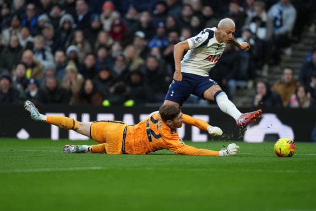 Premier League Tottenham Hotspur v Sunderland Richarlison of Tottenham Hotspur attempt on goal is saved by Robin Roefs of Sunderland during the Premier League match Tottenham Hotspur vs Sunderland at Tottenham Hotspur Stadium, London, United Kingdom, 4th January 2026 (Photo by Harvey Murphy News Images) Copyright: xHarveyxMurphy NewsxImagesx