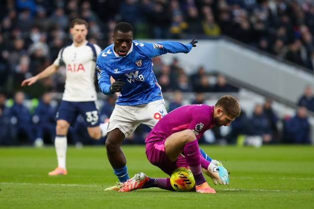Guglielmo Vicario of Tottenham Hotspur is challenged by Brian Brobbey of Sunderland AFC Tottenham Hotspur v Sunderland AFC, Football, Premier League, Tottenham Hotspur Stadium, London, UK, 04 01 26 EDITORIAL USE ONLY No use with unauthorised audio, video, data, fixture lists (outside the EU), club league logos or live services. Online in-match use limited to 45 images (+15 in extra time). No use to emulate moving images. No use in betting, games or Copyright: xAnthonyxHanc Shutterstockx 16223947d