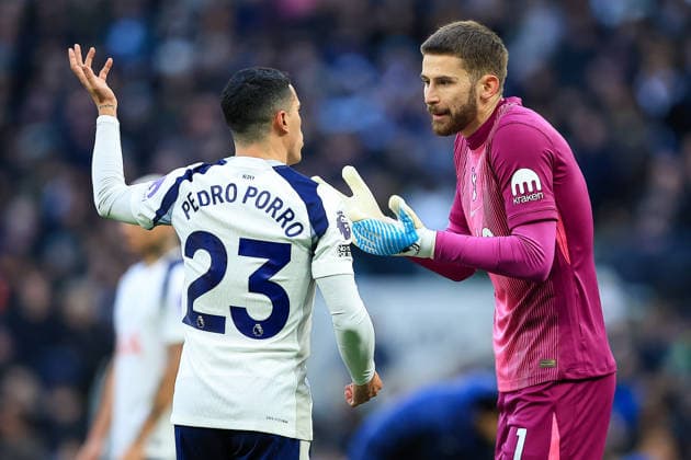 Tottenham Hotspur v Sunderland, Premier League Tottenham Hotspur Goalkeeper Guglielmo Vicario (1) Tottenham Hotspur Defender Pedro Porro (23) talk tatitcs during the Premier League match between Tottenham Hotspur and Sunderland at Tottenham Hotspur Stadium, London, UK on 4 January 2026. Editorial use only DataCo restrictions apply See www.football-dataco.com , Copyright: xChrisxFoxwellx PSI-23530-0013