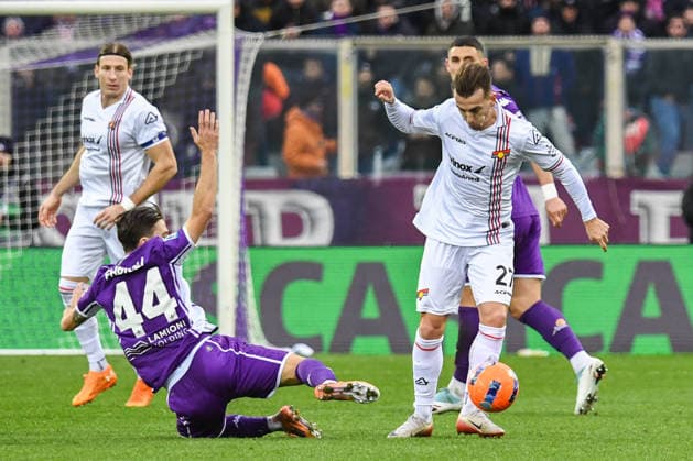 CALCIO - Serie A - ACF Fiorentina vs US Cremonese Jari Vandeputte (Cremonese) thwarted by Nicolo Fagioli (Fiorentina) during ACF Fiorentina vs US Cremonese, Italian soccer Serie A match in Florence, Italy, January 04 2026 Florence Italy  Copyright: xIPAxSport ABACAx
