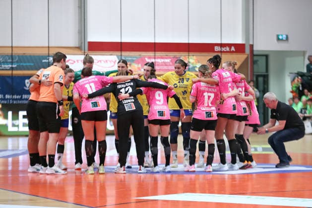 Handball, 2 Alsco HBF HC Leipzig Füchse Berlin 04 01 2026 Both teams greet each other on the pitch 2 Alsco Handball Bundesliga Frauen, HBF, Saison 2025 2026, 12 Spieltag HC Leipzig vs Füchse Berlin am 04 01 2026 in der Sporthalle Brüderstraße Leipzig Copyright: xBEAUTIFULxSPORTS JanxKaeferx