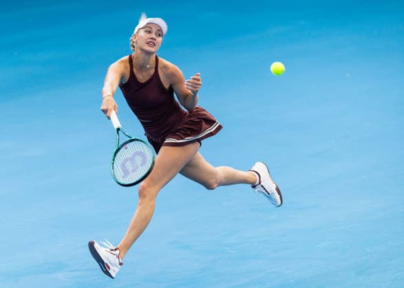 January 4, 2026, Brisbane, Qld, Australia: ANASTASIA POTAPOVA of Austria reaches for a forehand on the run during the match during her WomenÃ¢â‚¬â ¢s Singles round one match against DARIA KASATKINA of Australia at the Brisbane International. Potapova won the match 7-5 4-6 6-4 Brisbane Australia - ZUMAt173 20260104_zsp_t173_046 Copyright: xStephanexThomasx