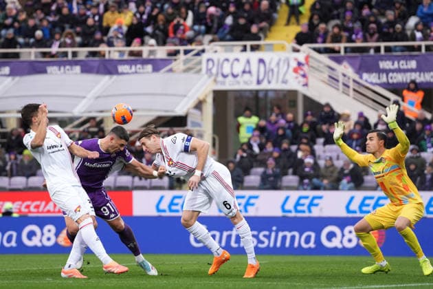FiorentinaÕs Roberto Piccoli fights for the ball with Cremonese s Federico Baschirotto during the Serie A soccer match between Fiorentina and Cremonese at the Artemio Franchi Stadium in Florence, north Italy - Sunday, January 4, 2026 -  Copyright: xMassimoxPaolone LaPressex