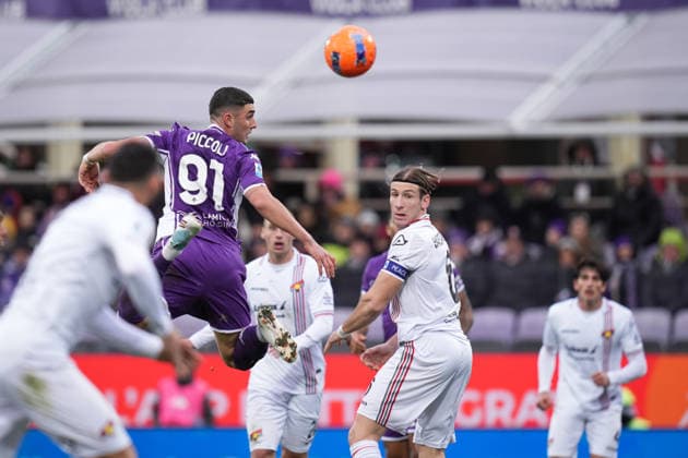 FiorentinaÕs Roberto Piccoli fights for the ball with Cremonese s Federico Baschirotto during the Serie A soccer match between Fiorentina and Cremonese at the Artemio Franchi Stadium in Florence, north Italy - Sunday, January 4, 2026 -  Copyright: xMassimoxPaolone LaPressex