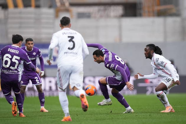 Fiorentina s Rolando Mandragora fights for the ball with Cremonese s Warren Bondo during the Serie A soccer match between Fiorentina and Cremonese at the Artemio Franchi Stadium in Florence, north Italy - Sunday, January 4, 2026 -  Copyright: xMassimoxPaolone LaPressex