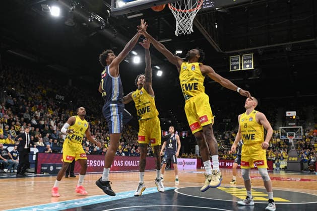 GER, Basketball, easy Credit BBL, EWE Baskets Oldenburg vs ALBA Berlin 04 01 2026, EWE Arena, Oldenburg, GER, easy Credit BBL, EWE Baskets Oldenburg vs ALBA Berlin, pictured Michale KYSER EWE Baskets Oldenburg 12 Dakarai TUCKER EWE Baskets Oldenburg 7 EX Oldenburger Norris AGBAKOKO ALBA Berlin 17 Seth HINRICHS EWE Baskets Oldenburg 21 James WOODARD EWE Baskets Oldenburg 10 nordphotoxgmbhx xRojahn nph00310