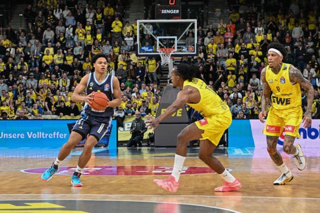 GER, Basketball, easy Credit BBL, EWE Baskets Oldenburg vs ALBA Berlin 04 01 2026, EWE Arena, Oldenburg, GER, easy Credit BBL, EWE Baskets Oldenburg vs ALBA Berlin, pictured Jack KAYIL ALBA Berlin 7 James WOODARD EWE Baskets Oldenburg 10 Michale KYSER EWE Baskets Oldenburg 12 nordphotoxgmbhx xRojahn nph00310