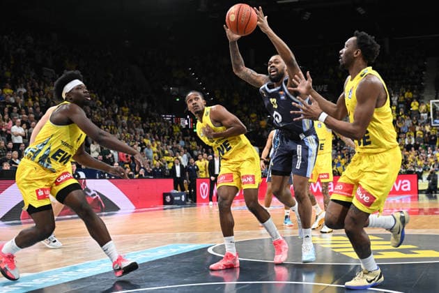 GER, Basketball, easy Credit BBL, EWE Baskets Oldenburg vs ALBA Berlin 04 01 2026, EWE Arena, Oldenburg, GER, easy Credit BBL, EWE Baskets Oldenburg vs ALBA Berlin, pictured J wan ROBERTS ALBA Berlin 13 Brain FOBBS EWE Baskets Oldenburg 4 James WOODARD EWE Baskets Oldenburg 10 Dakarai TUCKER EWE Baskets Oldenburg 7 nordphotoxgmbhx xRojahn nph00310