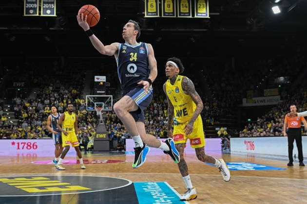 GER, Basketball, easy Credit BBL, EWE Baskets Oldenburg vs ALBA Berlin 04 01 2026, EWE Arena, Oldenburg, GER, easy Credit BBL, EWE Baskets Oldenburg vs ALBA Berlin, pictured Justin BEAN ALBA Berlin 34 Michale KYSER EWE Baskets Oldenburg 12 nordphotoxgmbhx xRojahn nph00310