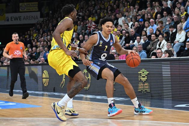 GER, Basketball, easy Credit BBL, EWE Baskets Oldenburg vs ALBA Berlin 04 01 2026, EWE Arena, Oldenburg, GER, easy Credit BBL, EWE Baskets Oldenburg vs ALBA Berlin, pictured Jack KAYIL ALBA Berlin 7 Dakarai TUCKER EWE Baskets Oldenburg 7 nordphotoxgmbhx xRojahn nph00310
