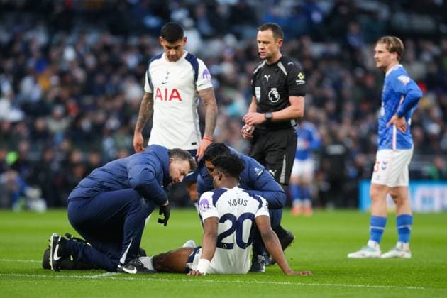 Mohammed Kudus of Tottenham Hotspur receives medical treatment Tottenham Hotspur v Sunderland AFC, Football, Premier League, Tottenham Hotspur Stadium, London, UK, 04 01 26 EDITORIAL USE ONLY No use with unauthorised audio, video, data, fixture lists (outside the EU), club league logos or live services. Online in-match use limited to 45 images (+15 in extra time). No use to emulate moving images. No use in betting, games or Copyright: xAnthonyxHanc Shutterstockx 16223947f