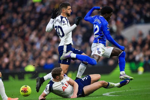 Tottenham Hotspur v Sunderland, Premier League Tottenham Hotspur Defender Micky van de Ven (37) tackles Sunderland Forward Eliezer Mayenda (12) during the Premier League match between Tottenham Hotspur and Sunderland at Tottenham Hotspur Stadium, London, UK on 4 January 2026. Editorial use only DataCo restrictions apply See www.football-dataco.com , Copyright: xChrisxFoxwellx PSI-23530-0017
