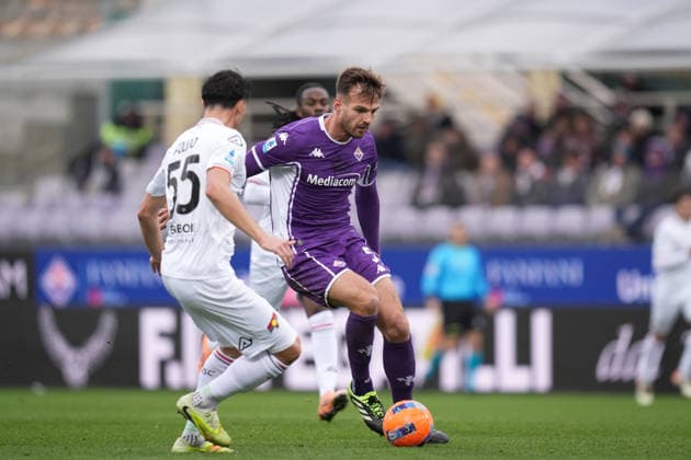 FiorentinaÕs Marin Pongracic fights for the ball with Cremonese s Francesco Folino during the Serie A soccer match between Fiorentina and Cremonese at the Artemio Franchi Stadium in Florence, north Italy - Sunday, January 4, 2026 -  Copyright: xMassimoxPaolone LaPressex