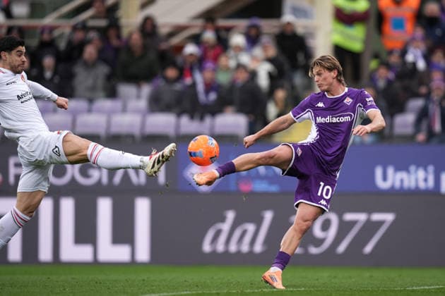 FiorentinaÕs Albert Gudmundsson fights for the ball with Cremonese s Martin Payero during the Serie A soccer match between Fiorentina and Cremonese at the Artemio Franchi Stadium in Florence, north Italy - Sunday, January 4, 2026 -  Copyright: xMassimoxPaolone LaPressex