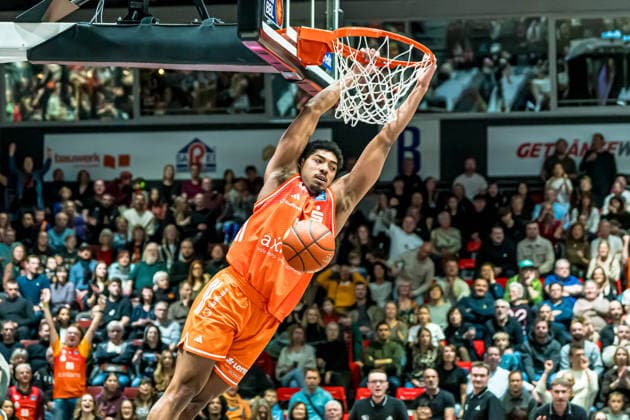Chemnitz, Germany 04 January 2026 1 BBL 2025 2026 Niners Chemnitz vs Rasta Vechta In the picture Kostja Mushidi 99 with a dunk hangs on the basket Copyright: xFotostandx xNachtigallx