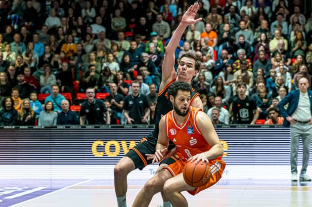 Chemnitz, Germany 04 January 2026 1 BBL 2025 2026 Niners Chemnitz vs Rasta Vechta In the picture from left in the duel Joschka Ferner Vechta and Jordan Schakel 99 Copyright: xFotostandx xNachtigallx