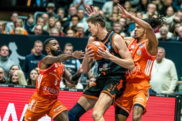 Chemnitz, Germany 04 January 2026 1 BBL 2025 2026 Niners Chemnitz vs Rasta Vechta In the picture from left in a duel Corey Davis 99 , Tibor Pleiß Vechta and Kevin Yebo 99 Copyright: xFotostandx xNachtigallx