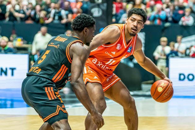 Chemnitz, Germany 04 January 2026 1 BBL 2025 2026 Niners Chemnitz vs Rasta Vechta In the picture from left in the duel TJ Bamba Vechta and Kostja Mushidi 99 Copyright: xFotostandx xNachtigallx