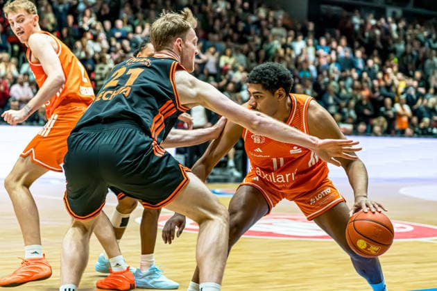 Chemnitz, Germany 04 January 2026 1 BBL 2025 2026 Niners Chemnitz vs Rasta Vechta Pictured from left in a duel Lars Thiemann Vechta and Kostja Mushidi 99 Copyright: xFotostandx xNachtigallx