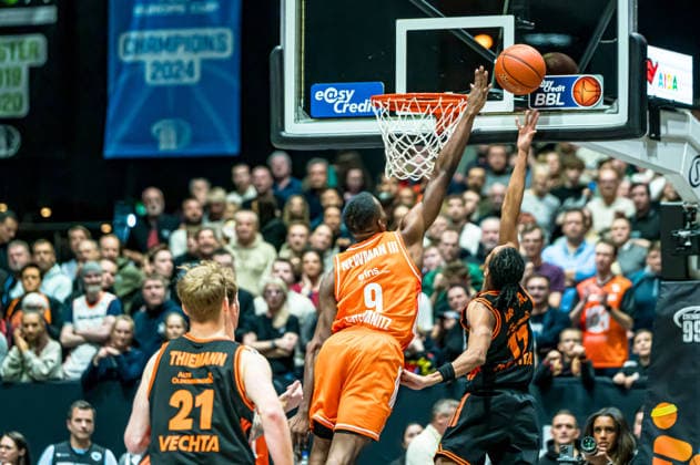 Chemnitz, Germany 04 January 2026 1 BBL 2025 2026 Niners Chemnitz vs Rasta Vechta In the picture from left in the duel John Newman III 99 and Alonzo Verge Jr Vechta Copyright: xFotostandx xNachtigallx